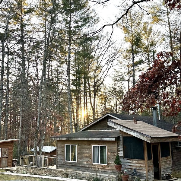 Beautiful & peaceful cabin w deck, garden, firepit & walking trails.