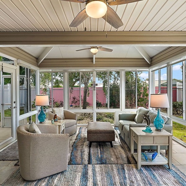 Beautiful Pet-Friendly Villa in the Ideal Location with 4-Seater Golf Cart