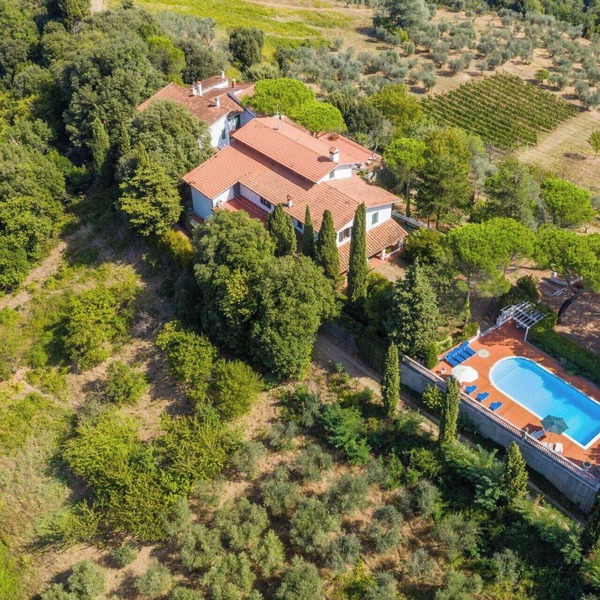 Beautiful private villa for 10 guests with private pool, WIFI, TV, patio and pets allowed