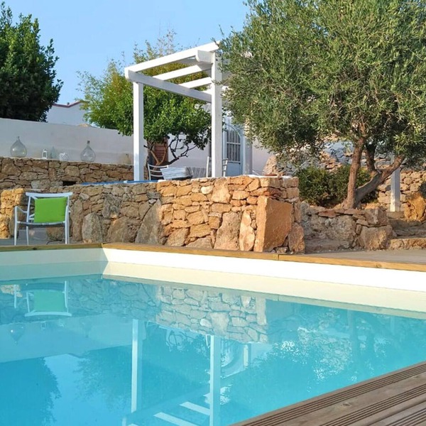 Beautiful private villa for 6 people with WIFI, A/C, private pool, TV and terrace