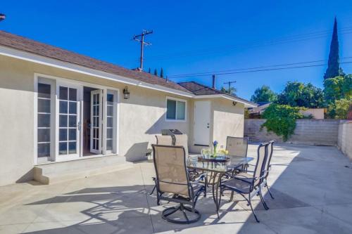 Beautiful Remodel 3 Bedroom 2 bathroom Home with Pool & Jacuzzi