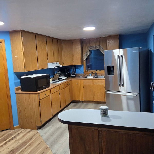 Beautiful Remodelled Suite in Peaceful Hill Top Neighborhood with AC