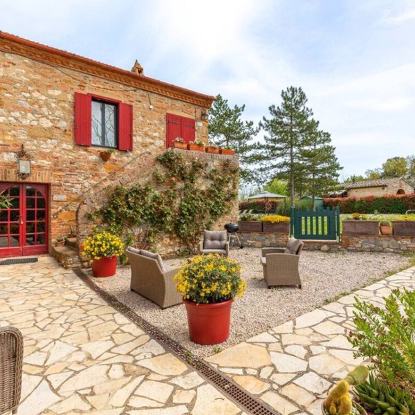Beautiful restored farmhouse with swimming pool in the quiet of the Sienese hills.