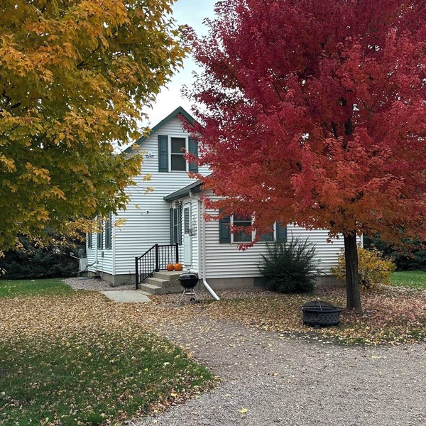 Beautiful River Valley Home on Working Tree Farm!