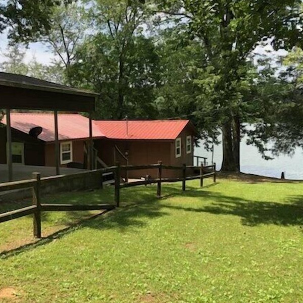 Beautiful Rustic Cabin On Lincoln Lake Is A Sportsman paradise.