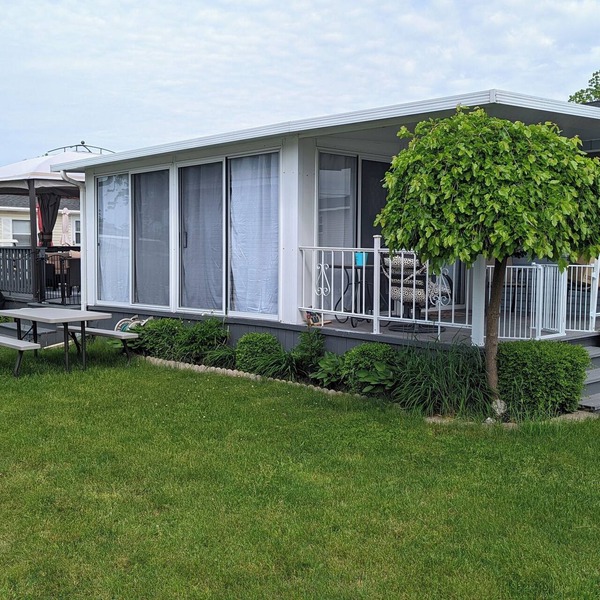 Beautiful, spacious 3 bedroom updated cottage sleeps 8 with A/C and fire place