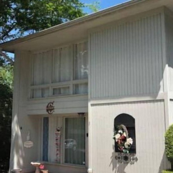 Beautiful & spacious townhome near DeSoto Lake