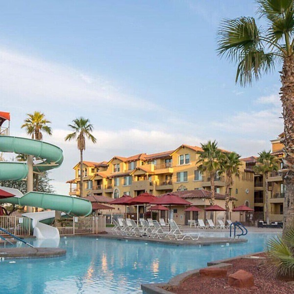 Beautiful Studio Apt in a great resort setting with fountains, courtyards, and pool with bar