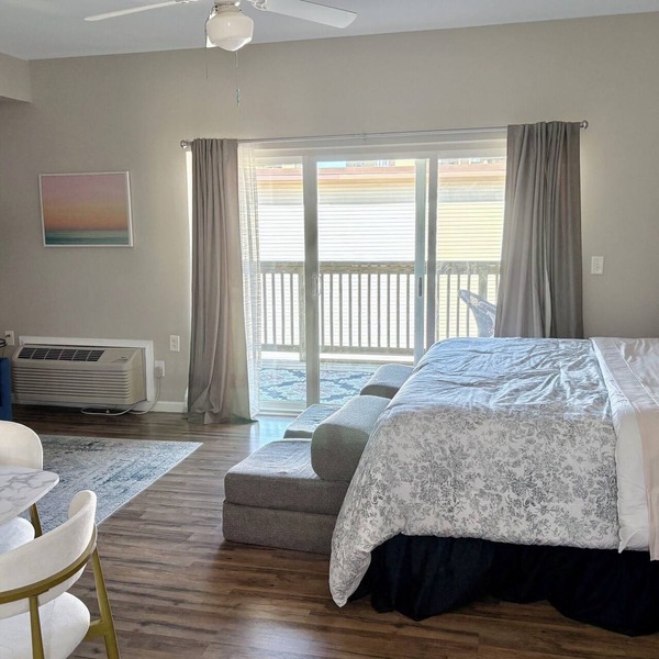 Beautiful Studio Apartment With King Sized Bed Just Blocks From the Beach!