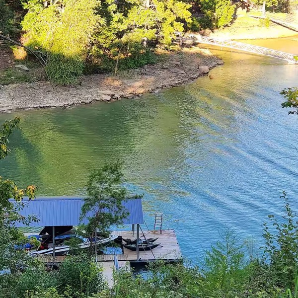 Beautiful tiny home on gorgeous Smith Lake.