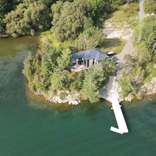 Beautiful tranquil lakehouse in the heart of the Thousand Islands awaits you!