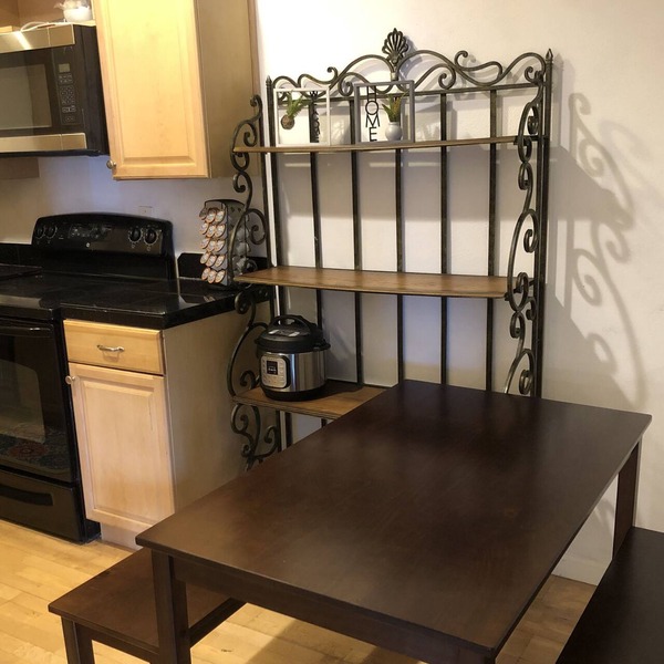 Beautiful Updated Condo - Stylish and Comfortbale