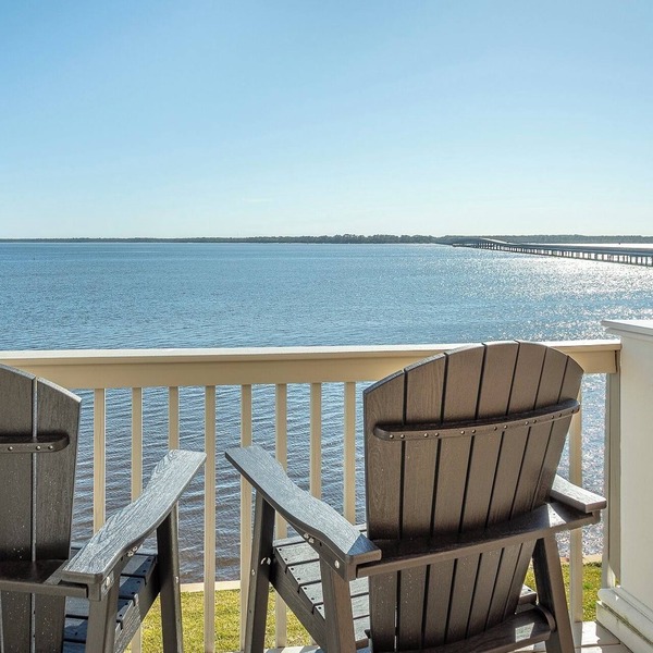 Beautiful Waterfront, Pool, Private Hot Tub, Golf Cart, Kayaks, Bikes & Tennis