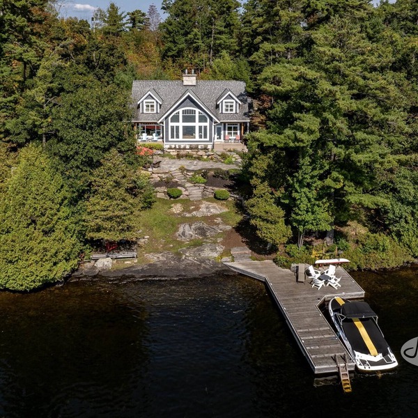 Beautiful Waterfront Retreat on Muskoka Bay! AC! Muskoka Room! SW!