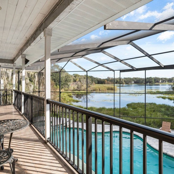 Beautiful Waterfront Home -Pool with Jacuzzi