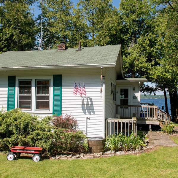 Beautiful Waterfront Cottage