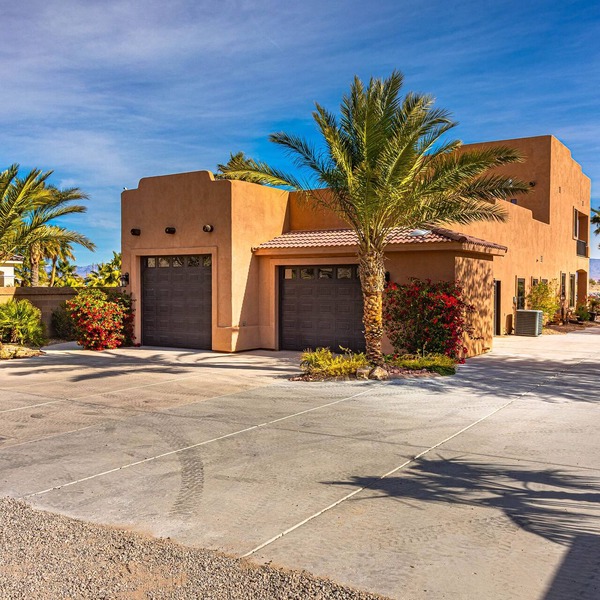 Beautiful Waterfront Villa with loading dock!