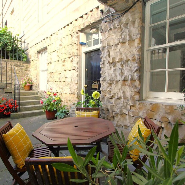 Beautifully finished 2 bedroom Georgian flat is the perfect city getaway.