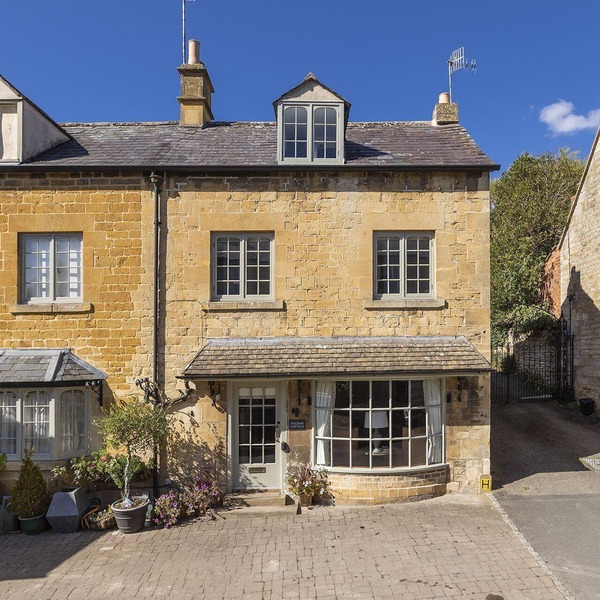 Beautifully presented dog friendly holiday cottage with a roof terrace - Pilgrim Cottage