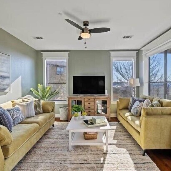 Beautifully REMODELED villa in the hollows/lake Travis/quartz countertops, etc