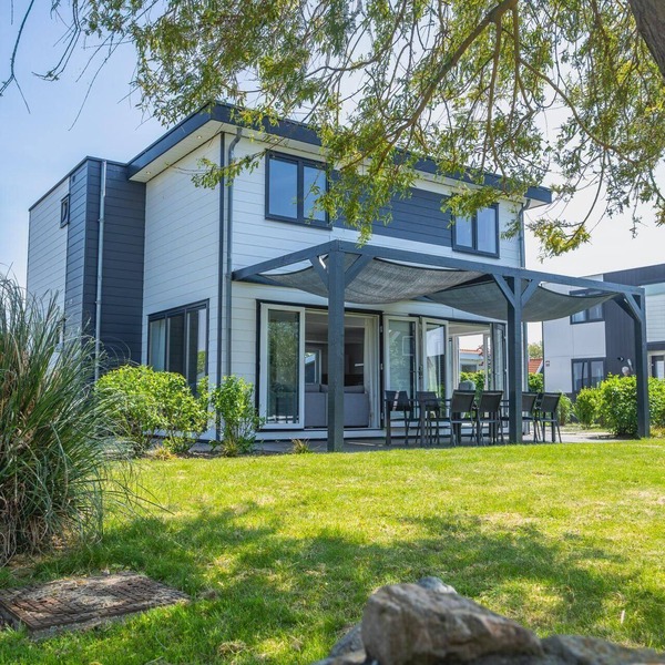 Beemsterdijk with sauna for 10 people is a spacious, detached holiday home at Holiday Park De Beemster, perfectly suited for large families or groups of friends who want to enjoy a comfortable holiday in the green heart of North Holland. The home has