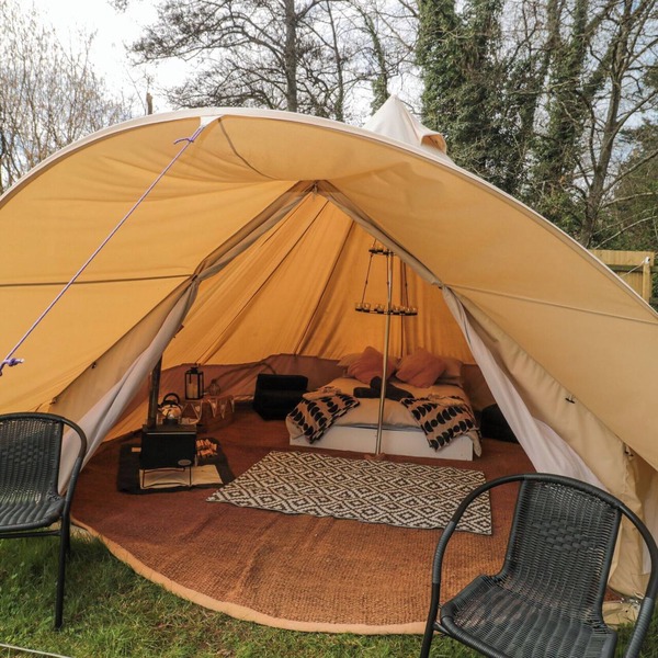 BELL TENT 4, romantic, character holiday cottage in Timsbury