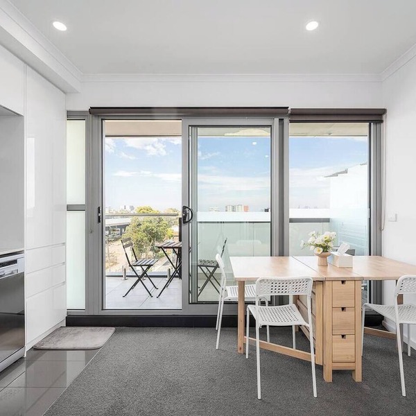 Bellview Bright | Balcony | City view | 50m Train