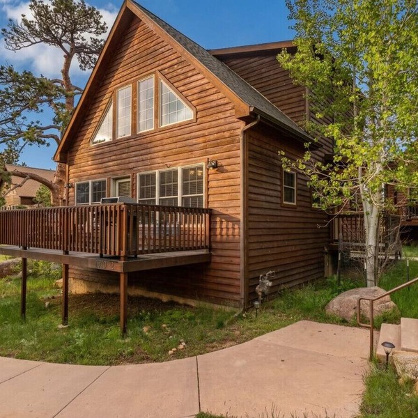 Best views! Deck, fireplace, BBQ, shared hot tub!