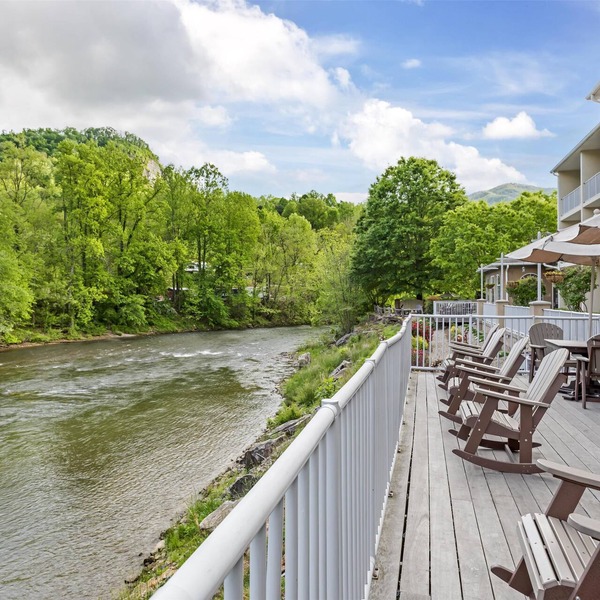 Best Western Plus River Escape Inn & Suites