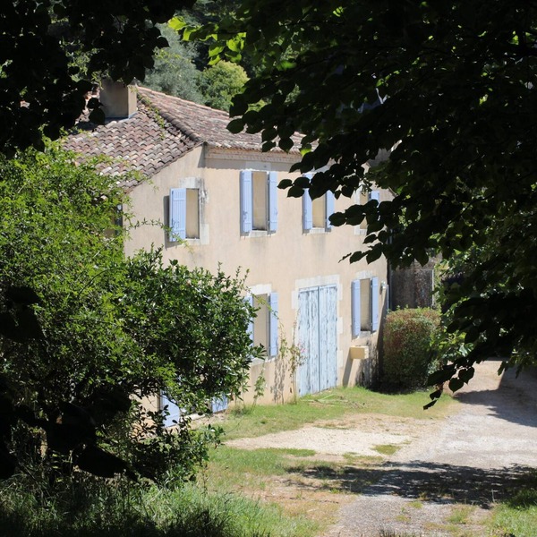 Between Country and Ocean, Ombrière welcomes lovers of charm and kind.