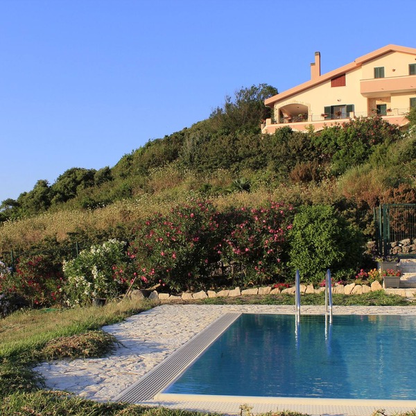 Between Sky and Sea Apartment with pool on the Gulf of Alghero