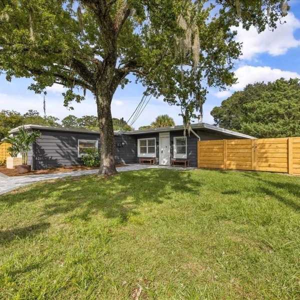 Big & Bright! Downtown 4 BR house & Big Garden. Bikes, Boards & Beach supplies!