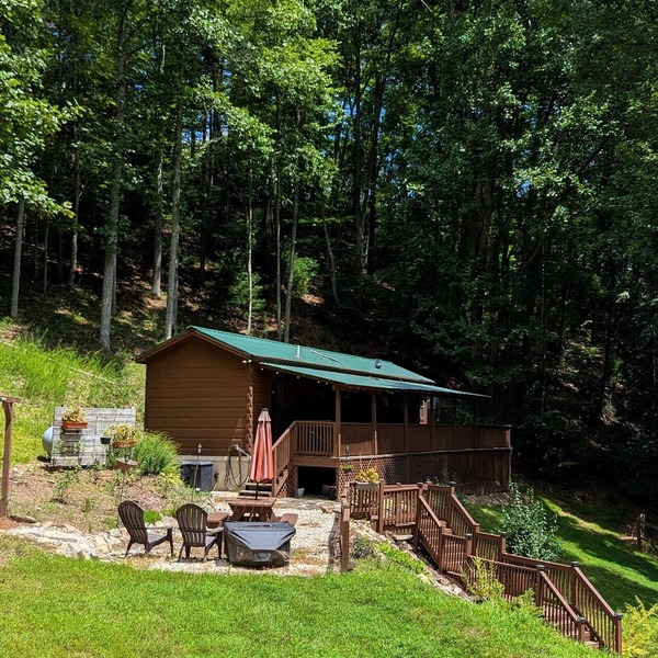 Big Pine Hideaway, a 2 Bedroom Cabin with Hot-tub and A/C