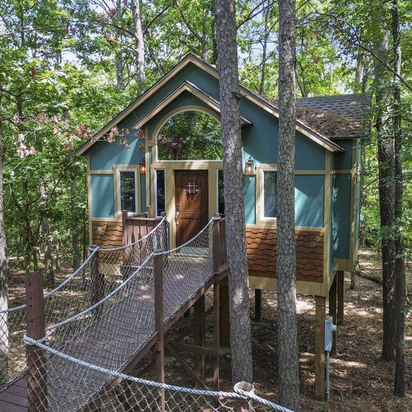 Big Pine Treehouse with Jacuzzi