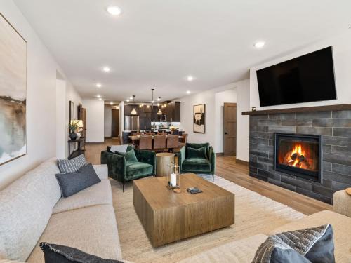 Big Sky Base Camp Fireplace Views & Hot Tub
