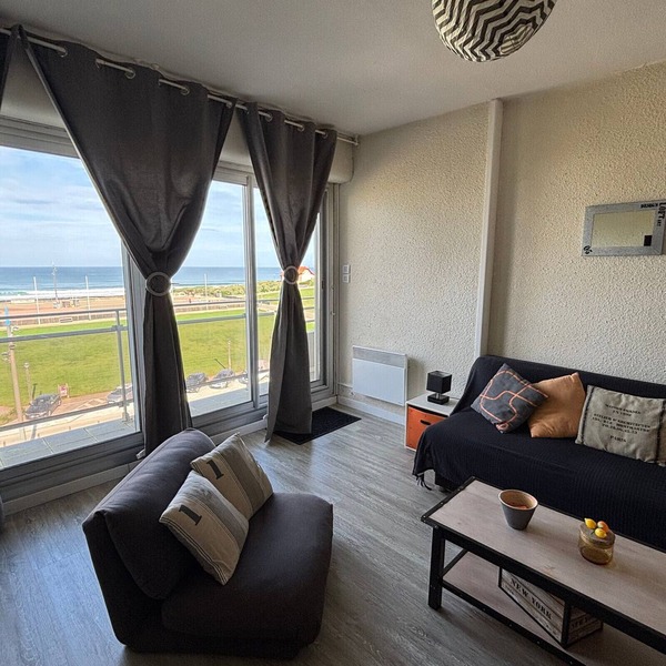 Biscarrosse Beach: 1BR Apt with Terrace, Parking, Oceanfront