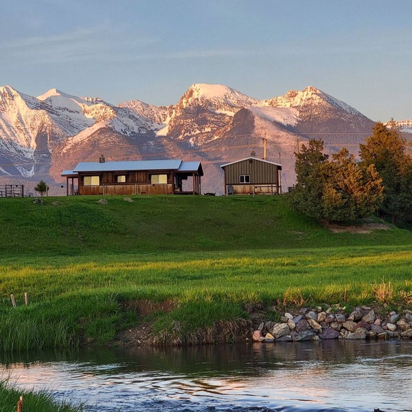 Bison Range 15 minutes away! Cozy Cabin w/Beautiful Creek & Mtn Views!