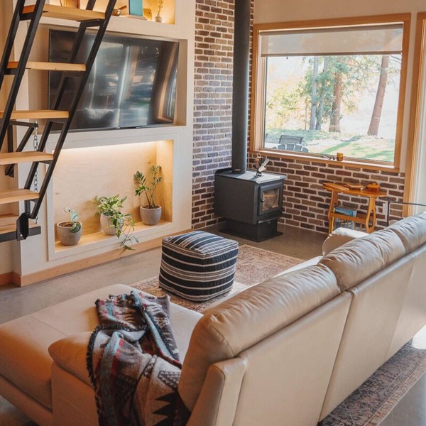 Black Cedar Escape- A Chalet for Every Season