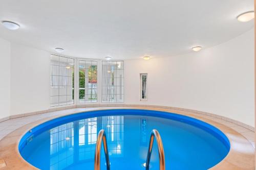 Black Dragon Haven Luxury Villa with Pool, Sauna & Jacuzzi