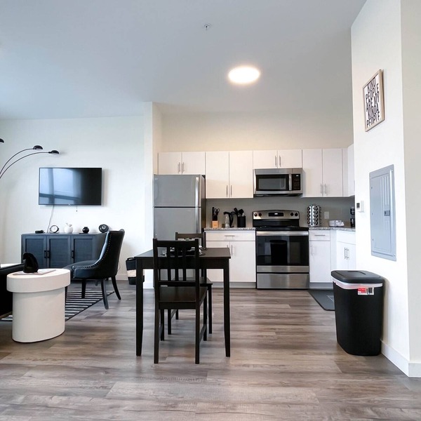 ★Black & White Themed| 1BD/1BA|Parking★