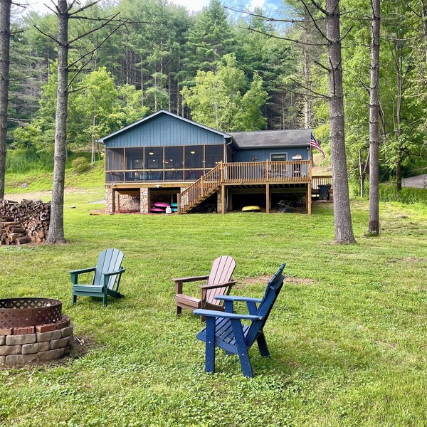 Blessed on the New River - Riverfront, WIFI, Small Dog Friendly, Firepit, Gas Grill, Gas Stove