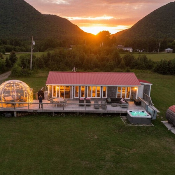 Blissful Beachfront Bungalow. Beach- Hot tub & Sauna-All Weather Dome-Private