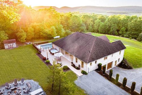 Blissful Mountain Getaway - Manor on 46 acres