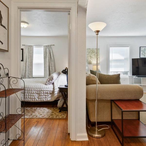 Blue Bungalow - Close To Downtown & Autzen 2 Bedroom Home