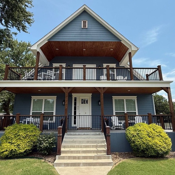 Blue Loft on Main is walking distance to the Downtown Rose District