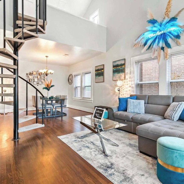 Blue Luxe| Pool Tbl| Sleeps 6+ | 10 Min Downtown