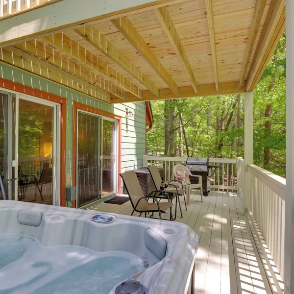 Blue Ridge Getaway w/Hot Tub & Seasonal View!