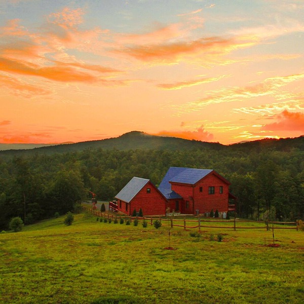 Blue Ridge Mountain View Huge Log Cabin sleeps 18. Outdoor living & Game Room