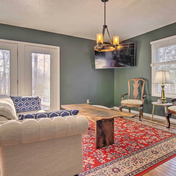 Blue Ridge Retreat w/Mountain Views & Deck