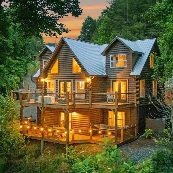 Blue Ridge Shadows Lodge: Escape to the serene Blue Ridge Mountains